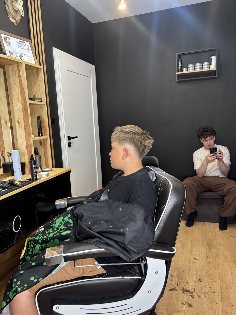 Igor przy pracy w barbershopie w Redzikowie